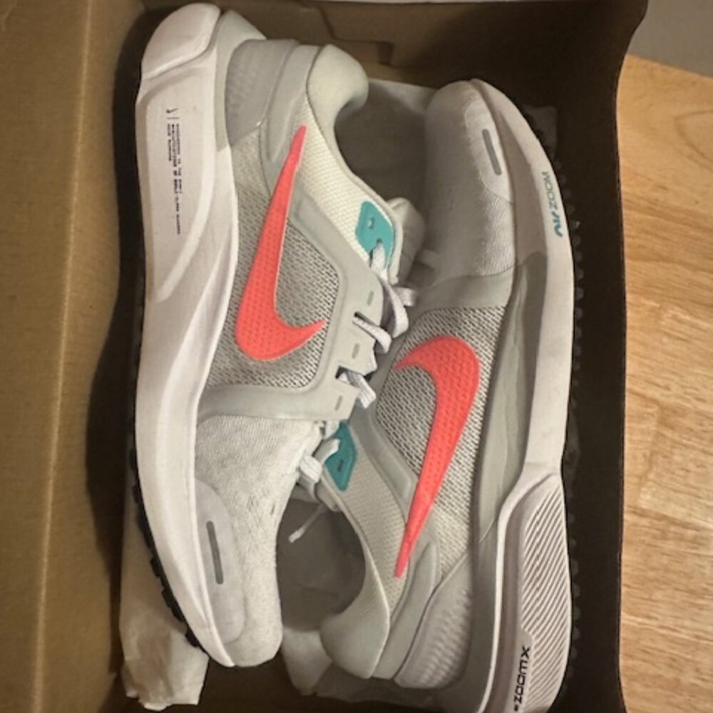 Nike Womens Vomero 18 road running Shoes